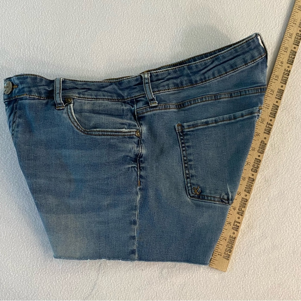 Kut from the Kloth Blue Jean Shorts Classic Cut-Off Style - Picture 4 of 11